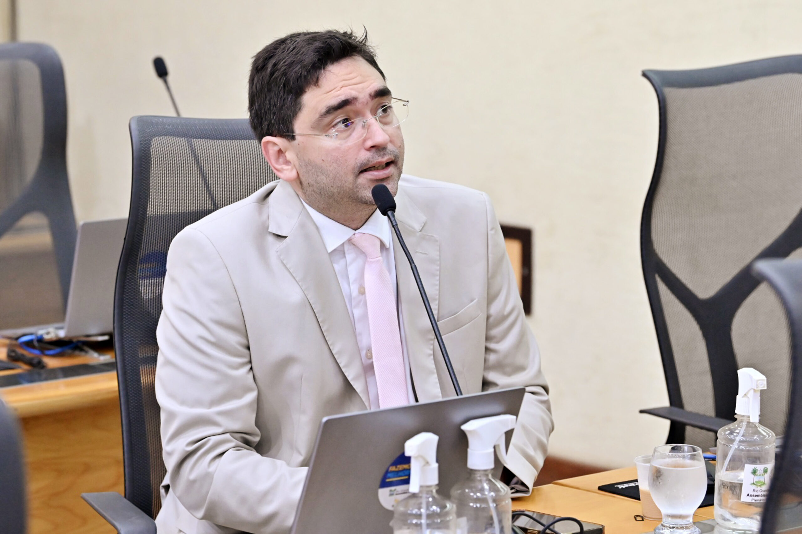 Imagem relacionada a: “Incentivar servidores públicos a pressionarem os deputados pelo aumento do ICMS é um ato de covardia por parte do governo”, afirma o deputado Adjuto Dias