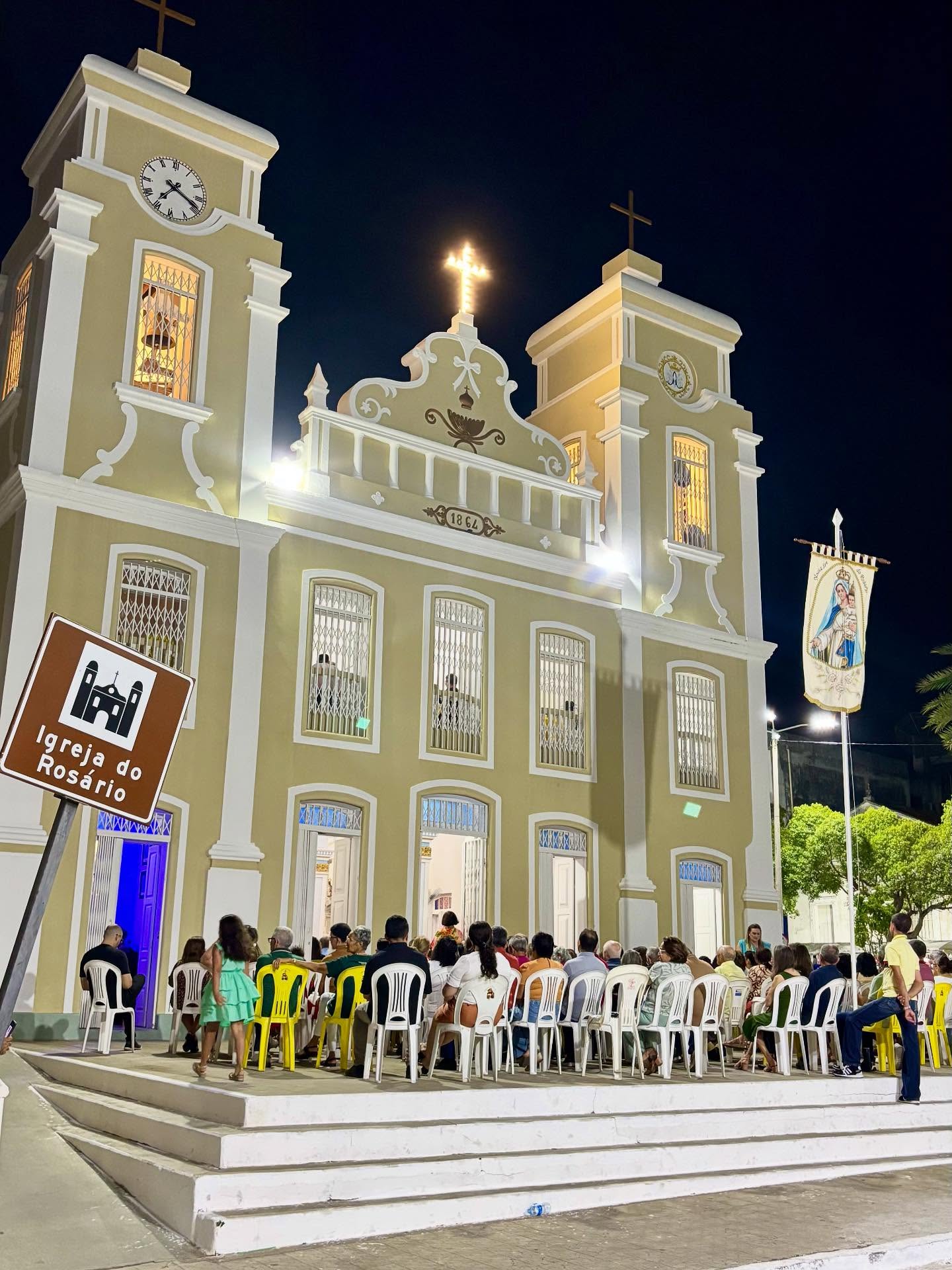 Foto da notícia: Lotada nas novenas da festa, a Igreja do Rosário foi reconhecida como patrimônio cultural e religioso do RN por lei do deputado estadual Adjuto Dias