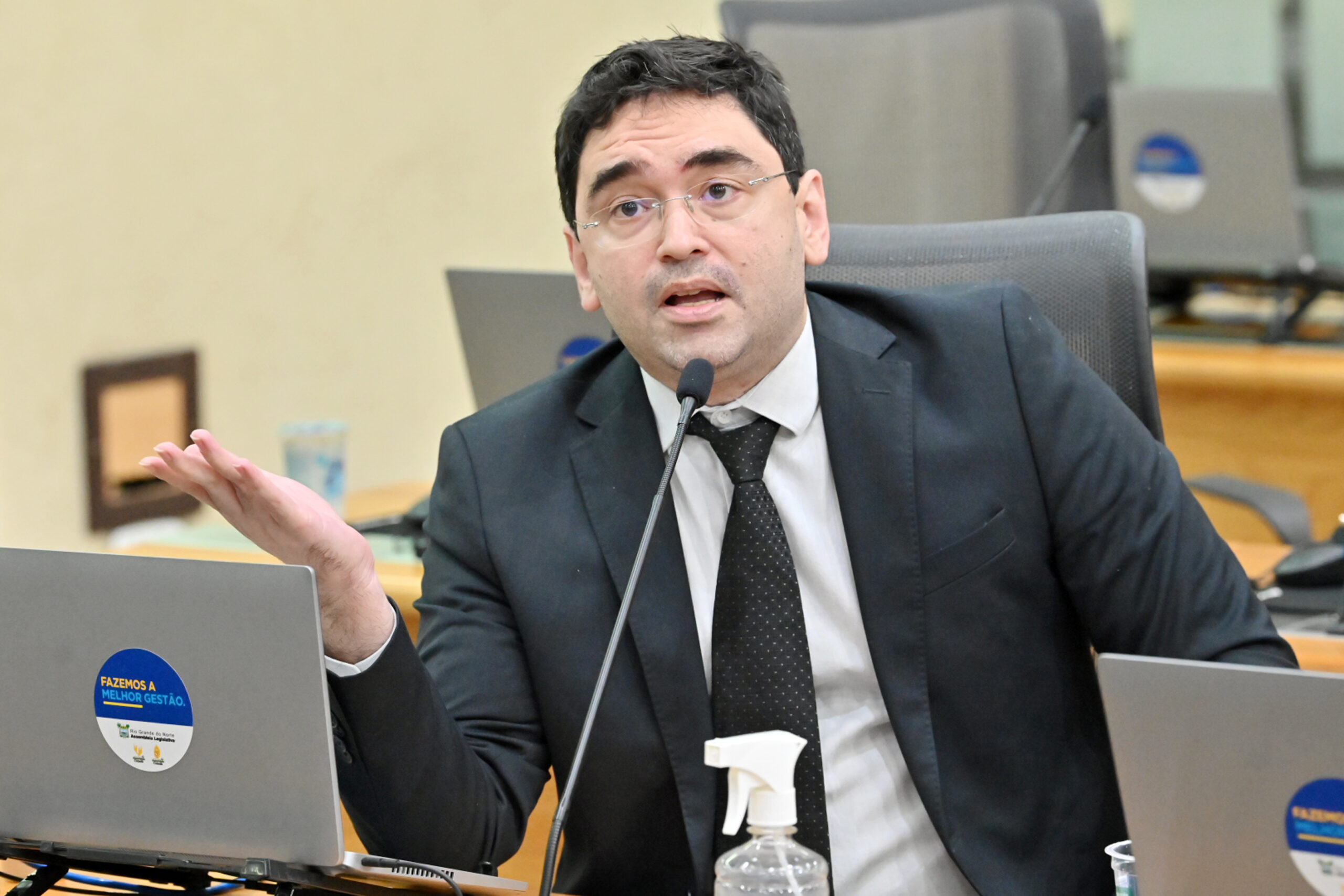 Imagem relacionada a: Adjuto Dias cobra celeridade na reforma da EECCAM durante sessão plenária
