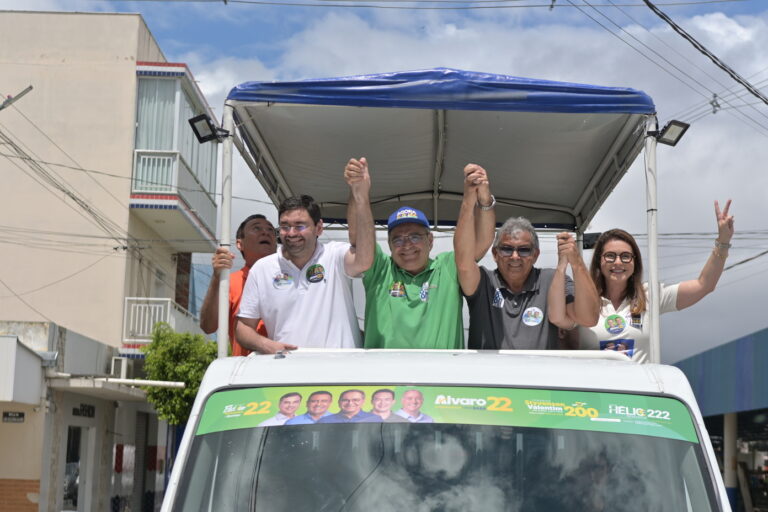 Foto da cobertura: Adjuto Dias reforça parceria com Lagoa Nova ao lado do Prefeito Iranildo Aciole, Álvaro Dias e lideranças do município