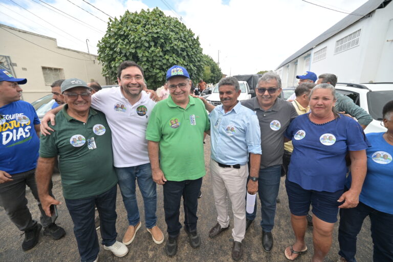Foto da cobertura: Adjuto Dias reforça parceria com Lagoa Nova ao lado do Prefeito Iranildo Aciole, Álvaro Dias e lideranças do município