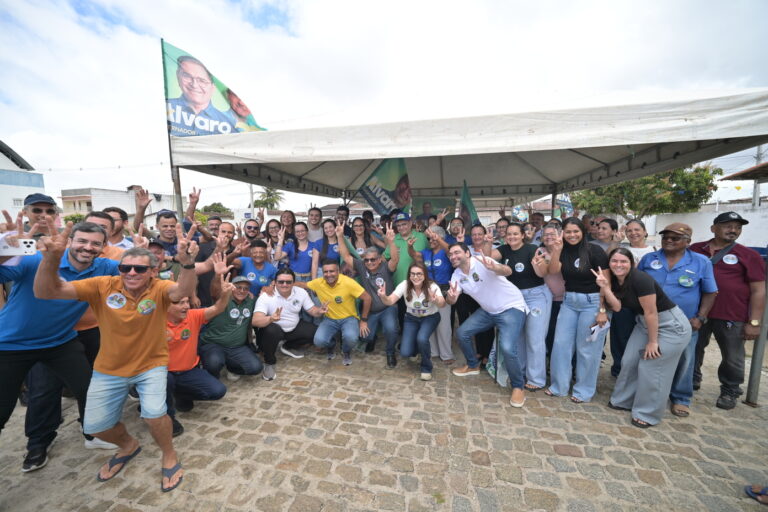 Foto da cobertura: Adjuto Dias reforça parceria com Lagoa Nova ao lado do Prefeito Iranildo Aciole, Álvaro Dias e lideranças do município