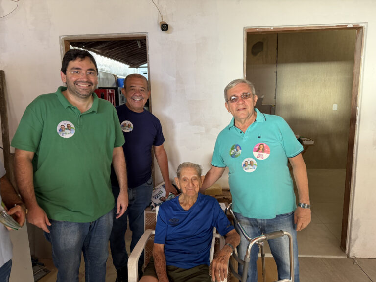 Foto da cobertura: Adjuto Dias realiza caminhada pela Feira Livre de Caicó ao lado de lideranças políticas e apoiadores