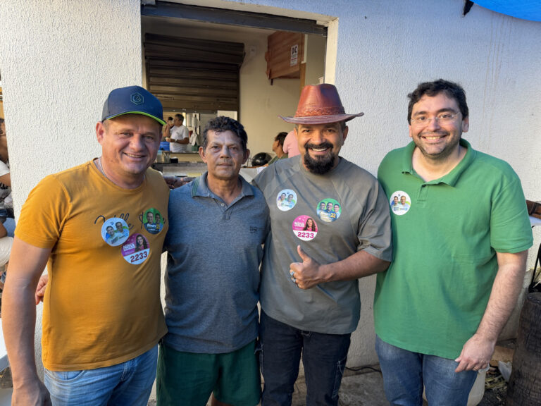 Foto da cobertura: Adjuto Dias realiza caminhada pela Feira Livre de Caicó ao lado de lideranças políticas e apoiadores