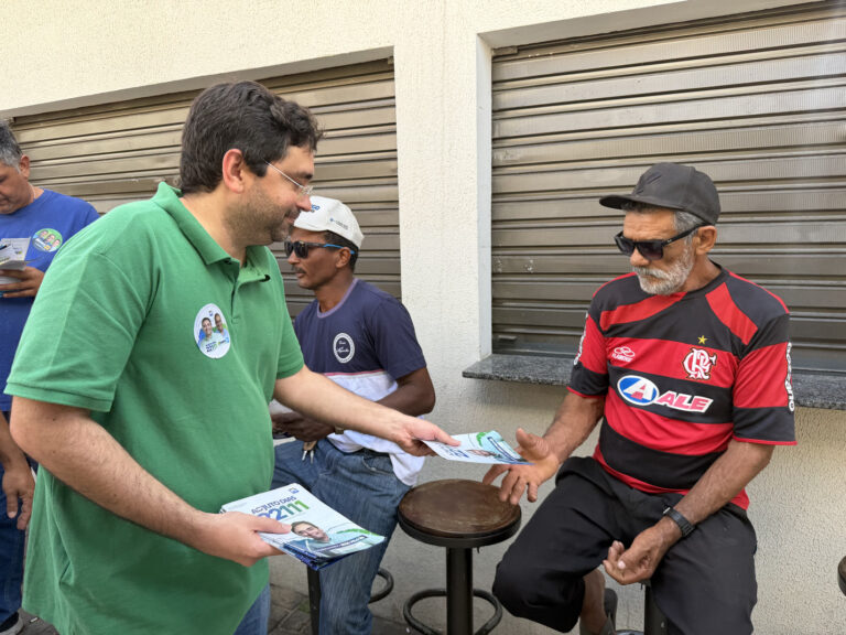 Foto da cobertura: Adjuto Dias realiza caminhada pela Feira Livre de Caicó ao lado de lideranças políticas e apoiadores