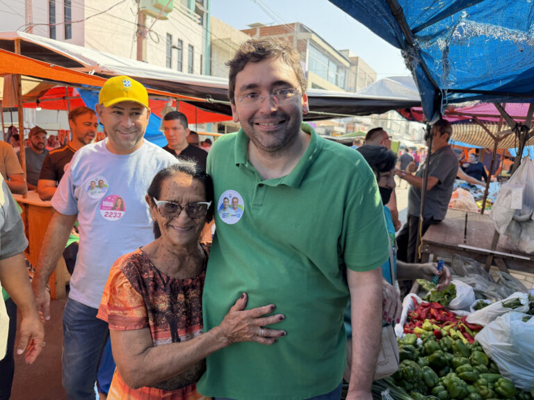 Foto da cobertura: Adjuto Dias realiza caminhada pela Feira Livre de Caicó ao lado de lideranças políticas e apoiadores