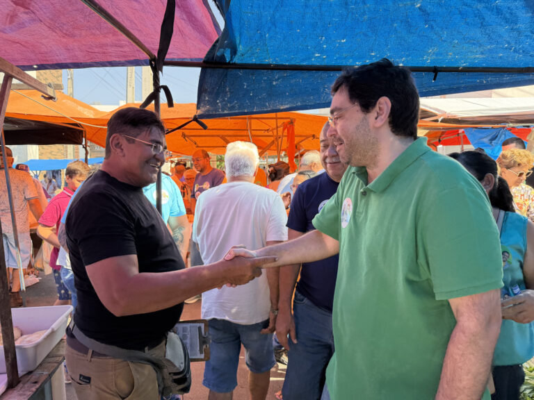 Foto da cobertura: Adjuto Dias realiza caminhada pela Feira Livre de Caicó ao lado de lideranças políticas e apoiadores