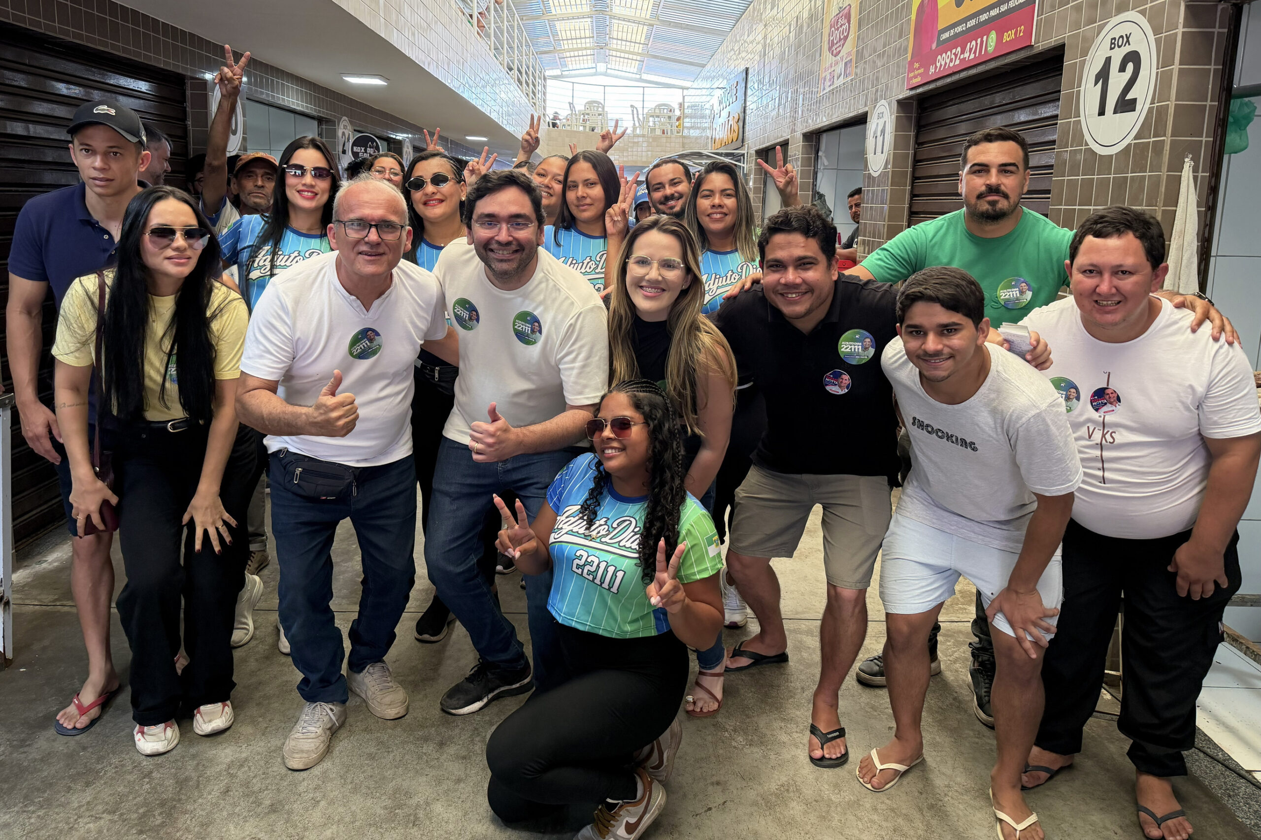 Foto da notícia: Adjuto Dias visita Feira Livre de Santa Cruz ao lado do vice prefeito Nielmo e da vereadora Adriely Macedo