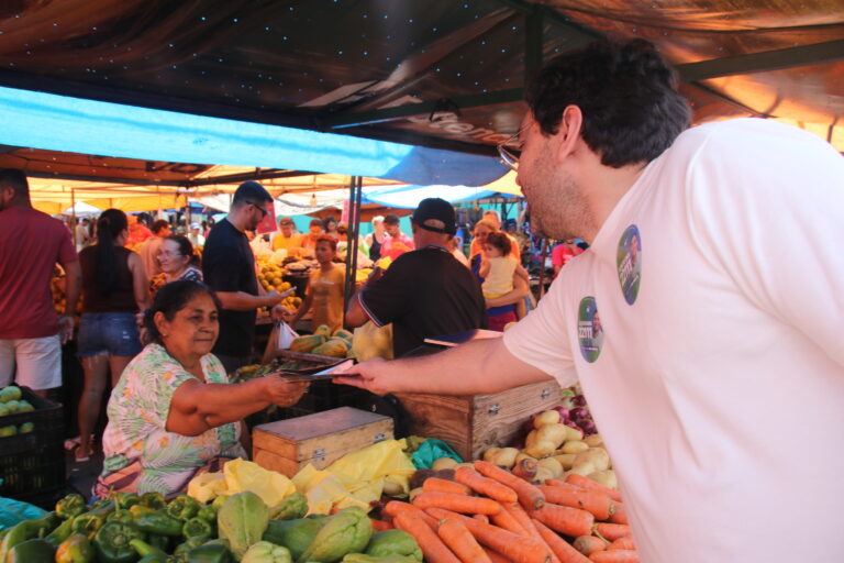 Foto da cobertura: Adjuto Dias visita Feira Livre de Santa Cruz ao lado do vice prefeito Nielmo e da vereadora Adriely Macedo