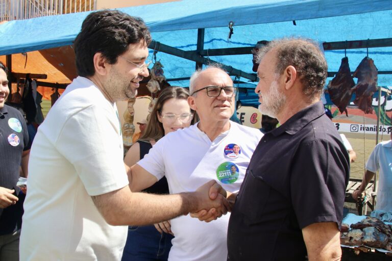 Foto da cobertura: Adjuto Dias visita Feira Livre de Santa Cruz ao lado do vice prefeito Nielmo e da vereadora Adriely Macedo