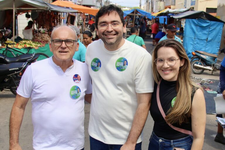 Foto da cobertura: Adjuto Dias visita Feira Livre de Santa Cruz ao lado do vice prefeito Nielmo e da vereadora Adriely Macedo