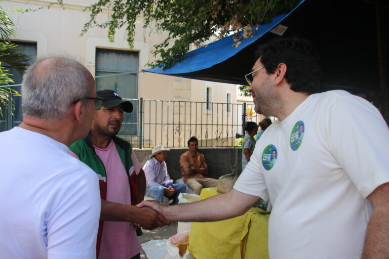 Foto da cobertura: Adjuto Dias visita Feira Livre de Santa Cruz ao lado do vice prefeito Nielmo e da vereadora Adriely Macedo