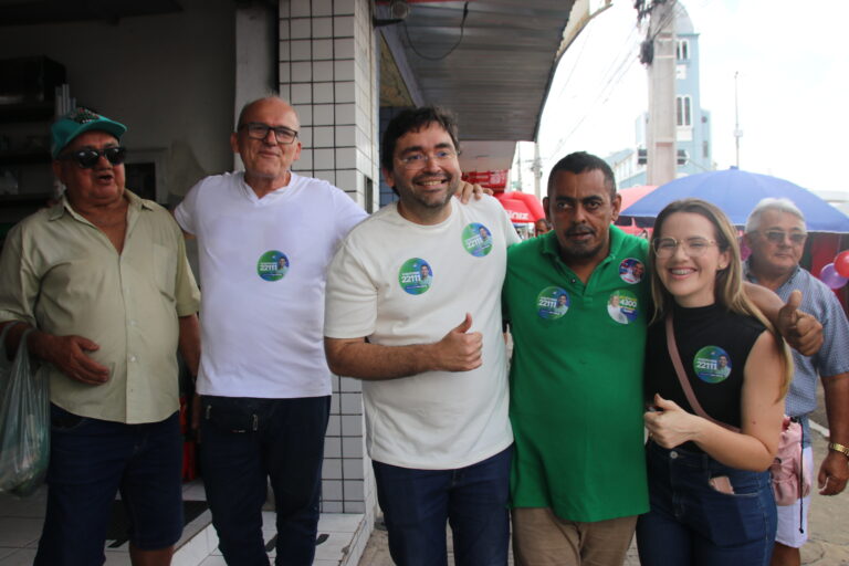 Foto da cobertura: Adjuto Dias visita Feira Livre de Santa Cruz ao lado do vice prefeito Nielmo e da vereadora Adriely Macedo