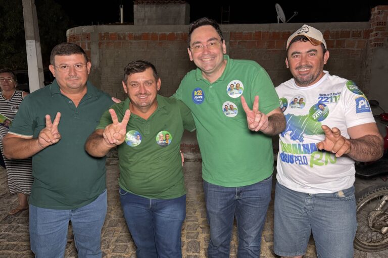 Foto da cobertura: Adjuto Dias participa de caminhada em São Fernando ao lado de amigos e lideranças do Seridó