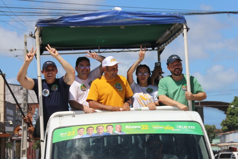 Foto da cobertura: Adjuto Dias participa da Caravana 22 em Canguaretama ao lado de Wellinson e Wilsinho