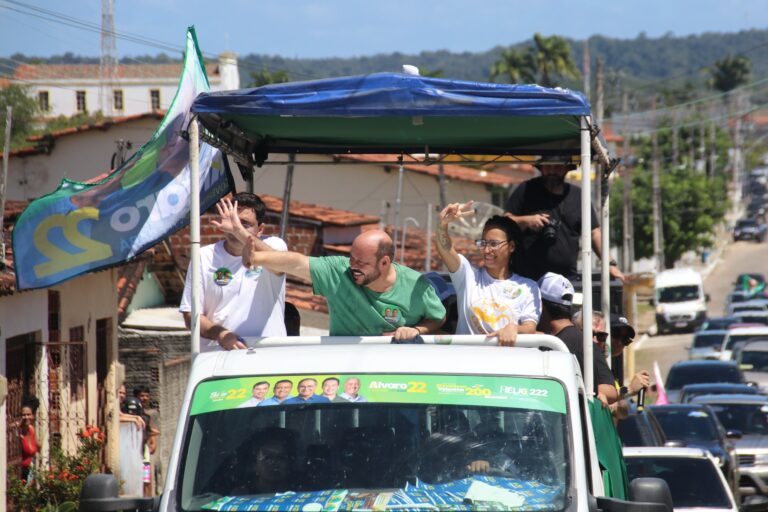Foto da cobertura: Adjuto Dias participa da Caravana 22 em Canguaretama ao lado de Wellinson e Wilsinho