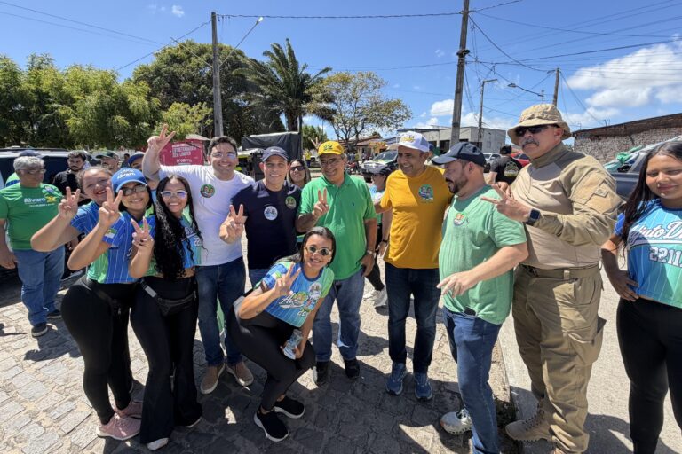 Foto da cobertura: Adjuto Dias participa da Caravana 22 em Canguaretama ao lado de Wellinson e Wilsinho