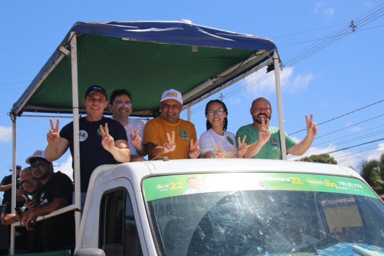 Foto da cobertura: Adjuto Dias participa da Caravana 22 em Canguaretama ao lado de Wellinson e Wilsinho