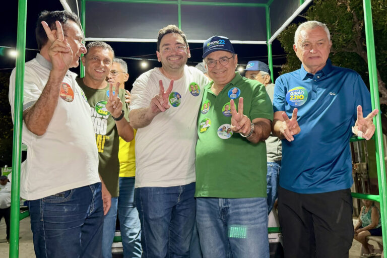 Foto da cobertura: Adjuto Dias participa da Caravana 22 em Acari ao lado de Álvaro Dias e lideranças do Seridó