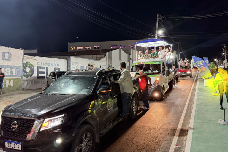 Foto da cobertura: Adjuto Dias participa da Caravana 22 em Currais Novos ao lado de lideranças do Seridó