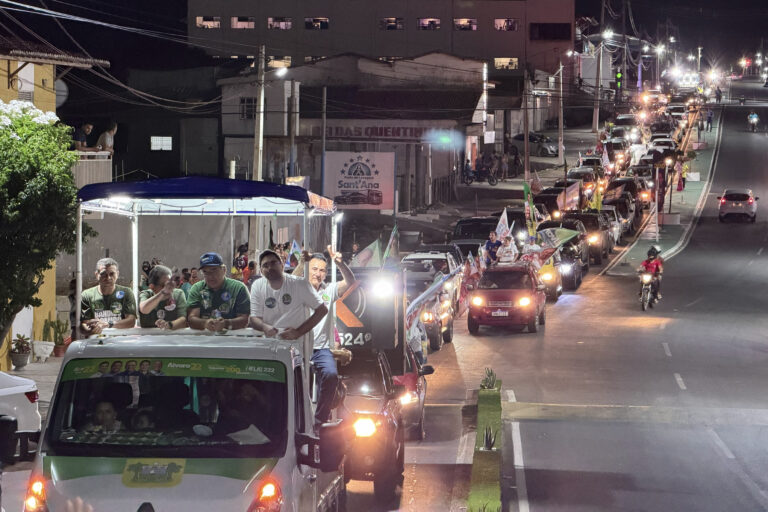 Foto da cobertura: Adjuto Dias participa da Caravana 22 em Currais Novos ao lado de lideranças do Seridó