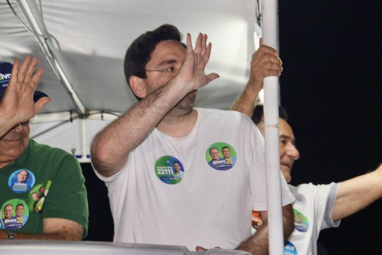 Foto da cobertura: Adjuto Dias participa da Caravana 22 em Currais Novos ao lado de lideranças do Seridó