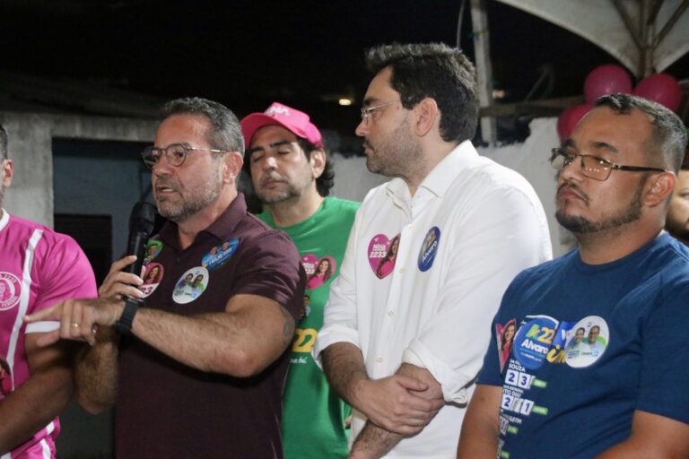 Foto da cobertura: Adjuto Dias participa de reunião no Passo da Pátria ao lado do vereador Irapoã Nóbrega