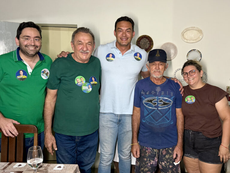 Foto da cobertura: Ao lado de Aníbal Pereira e do Senador Styvenson, Adjuto Dias participa de comício em São João do Sabugi