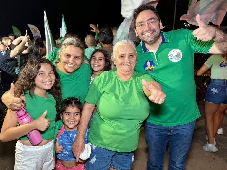 Foto da cobertura: Ao lado de Aníbal Pereira e do Senador Styvenson, Adjuto Dias participa de comício em São João do Sabugi