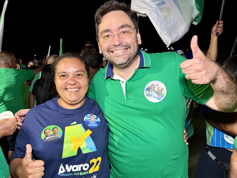 Foto da cobertura: Ao lado de Aníbal Pereira e do Senador Styvenson, Adjuto Dias participa de comício em São João do Sabugi