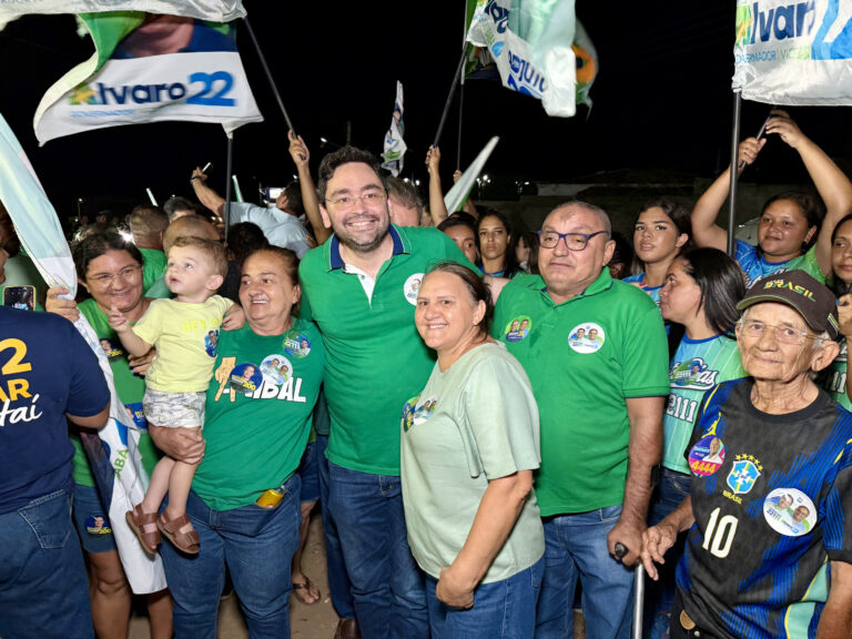 Foto da cobertura: Ao lado de Aníbal Pereira e do Senador Styvenson, Adjuto Dias participa de comício em São João do Sabugi