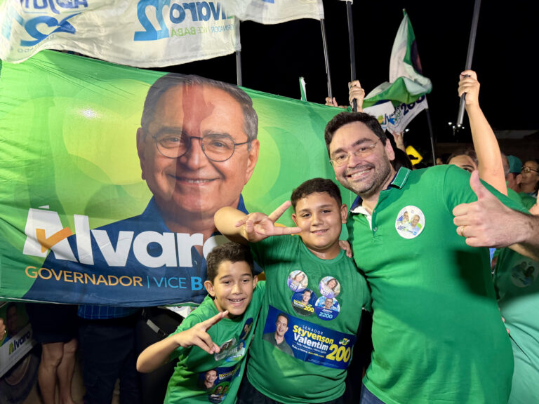 Foto da cobertura: Ao lado de Aníbal Pereira e do Senador Styvenson, Adjuto Dias participa de comício em São João do Sabugi