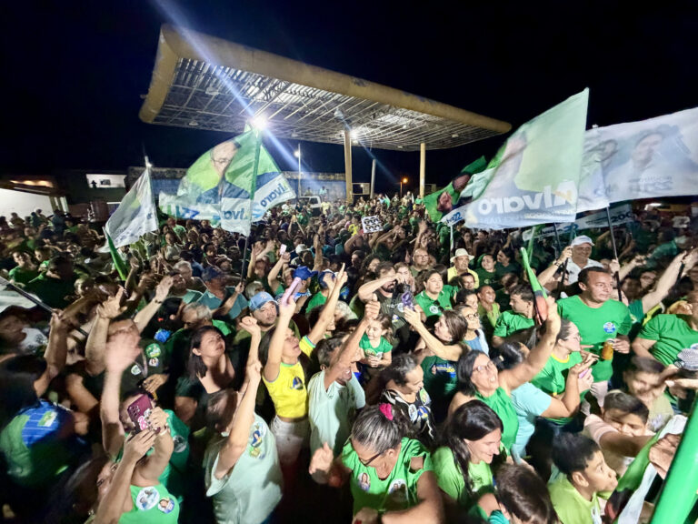 Foto da cobertura: Ao lado de Aníbal Pereira e do Senador Styvenson, Adjuto Dias participa de comício em São João do Sabugi