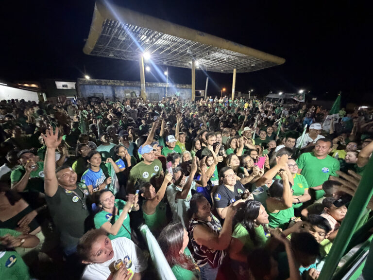 Foto da cobertura: Ao lado de Aníbal Pereira e do Senador Styvenson, Adjuto Dias participa de comício em São João do Sabugi