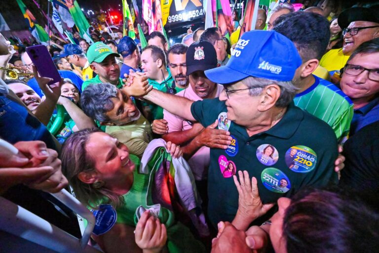 Foto da cobertura: Passeata do Trabalhador reúne grande mobilização em Caicó em apoio a Álvaro e Adjuto Dias